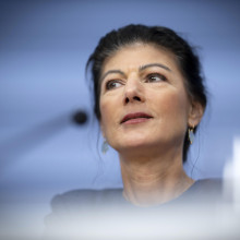 Sahra Wagenknecht sitzt bei einer Pressekonferenz vor einem Mikrofon.