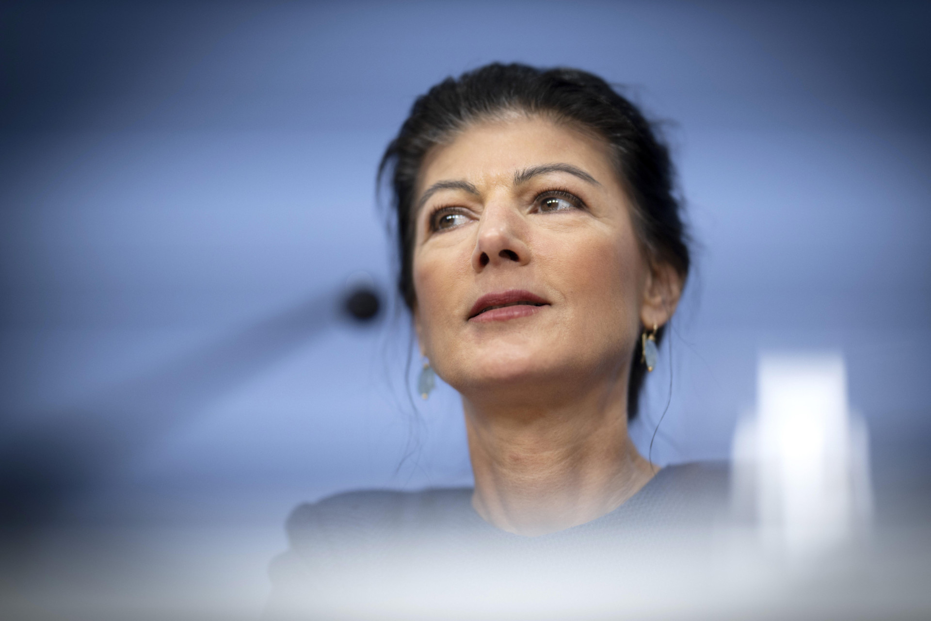 Sahra Wagenknecht sitzt bei einer Pressekonferenz vor einem Mikrofon.