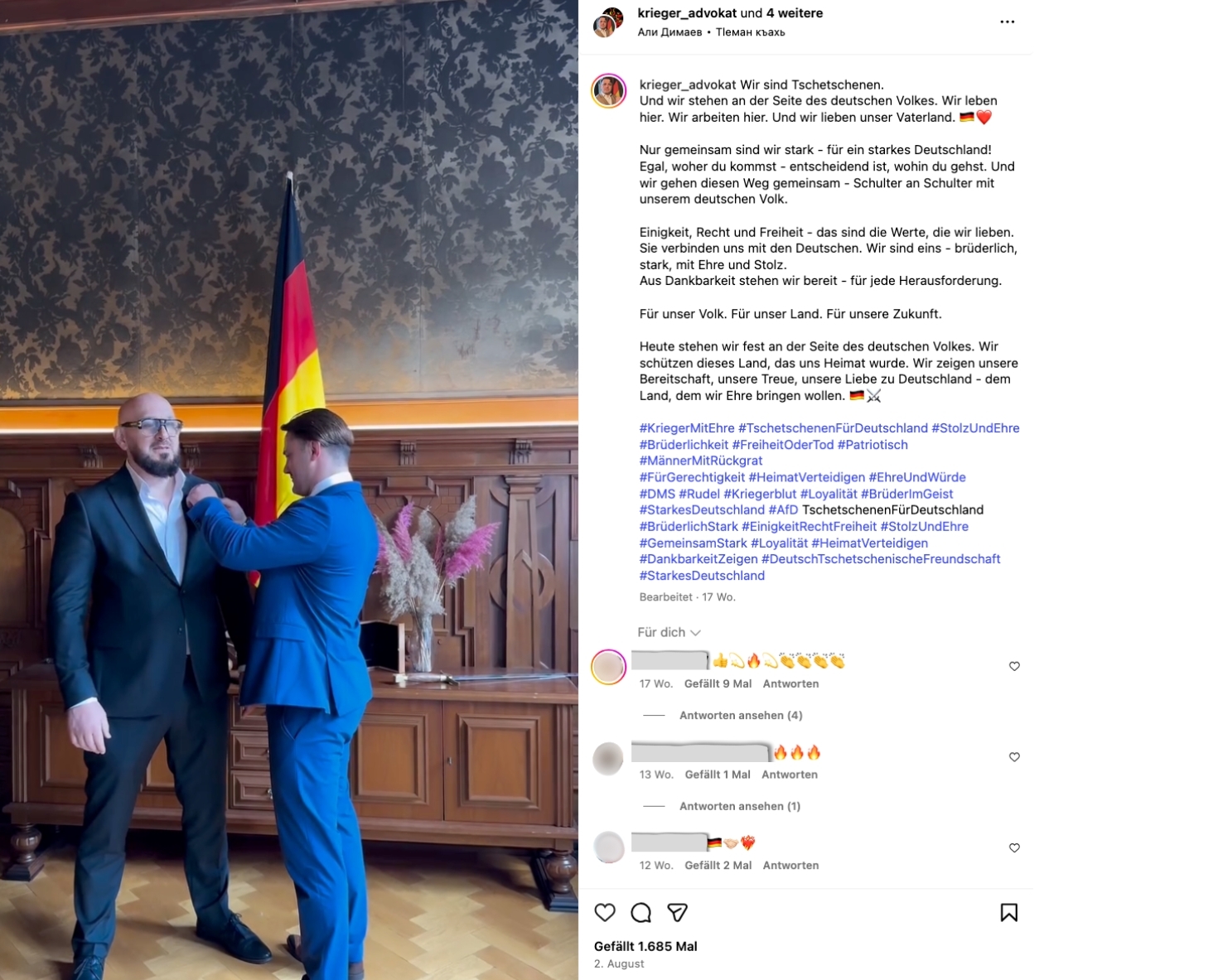 Ein Screenshot von Instagram. Zu sehen ist ein Mann im blauen Anzug, der einem anderen Mann einen Anstecker ans Revers heftet, im Hintergrund ist eine Deutschlandfahne, beide stehen im Raum einer Villa.