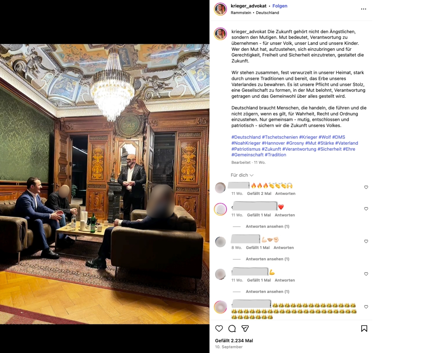 Vier Männer sind im Raum einer Villa, drei sitzen, einer steht. Alle tragen Anzüge, ein Kronleuchter leuchtet über ihnen, alles sieht prunkvoll aus.