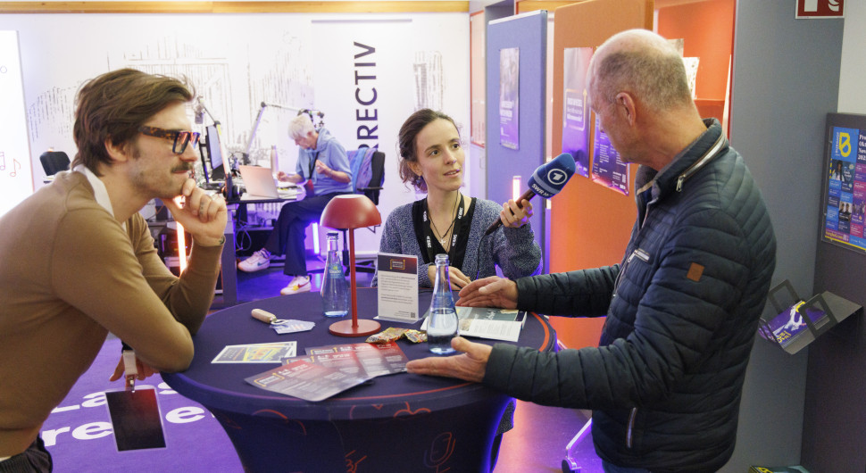 Jürgen Rösch berichtet Journalisten von SWR und CORRECTIV von seiner Bürgergenossenschaft in Hägelberg.
