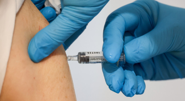 Impfungen dürfen nur nach vorheriger Aufklärung und ausdrücklicher Einwilligung durchgeführt werden. (Bild: Valery Sharifulin / Picture Alliance / TASS)