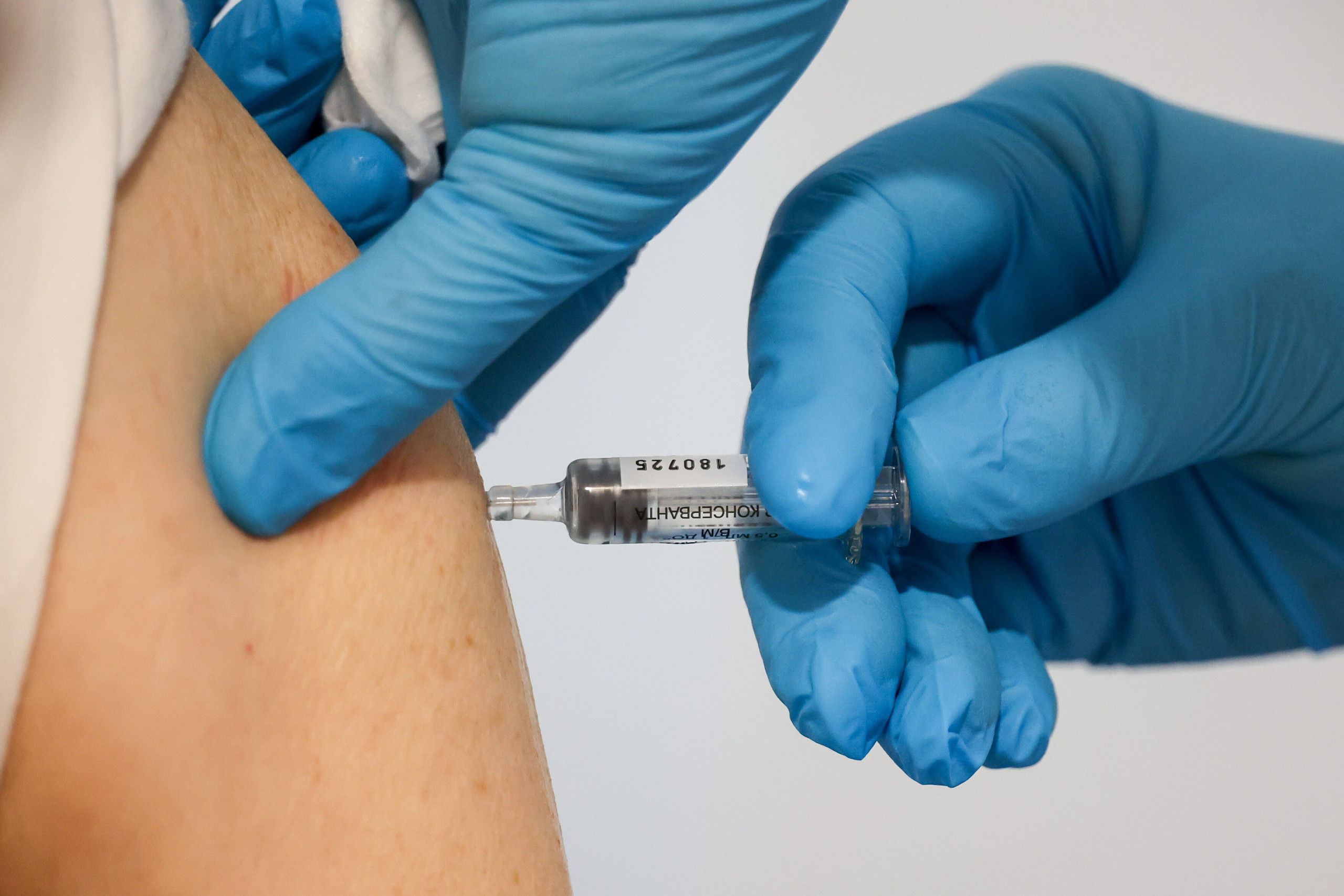 Impfungen dürfen nur nach vorheriger Aufklärung und ausdrücklicher Einwilligung durchgeführt werden. (Bild: Valery Sharifulin / Picture Alliance / TASS)