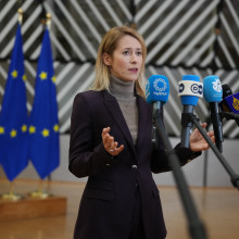 Die EU-Außenbeauftragte Kaja Kallas tritt vor dem Außenministertreffen in Brüssel vor die Mikrofone. Credit: picture alliance / ASSOCIATED PRESS | Virginia Mayo