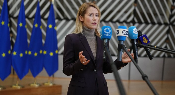 Die EU-Außenbeauftragte Kaja Kallas tritt vor dem Außenministertreffen in Brüssel vor die Mikrofone. Credit: picture alliance / ASSOCIATED PRESS | Virginia Mayo