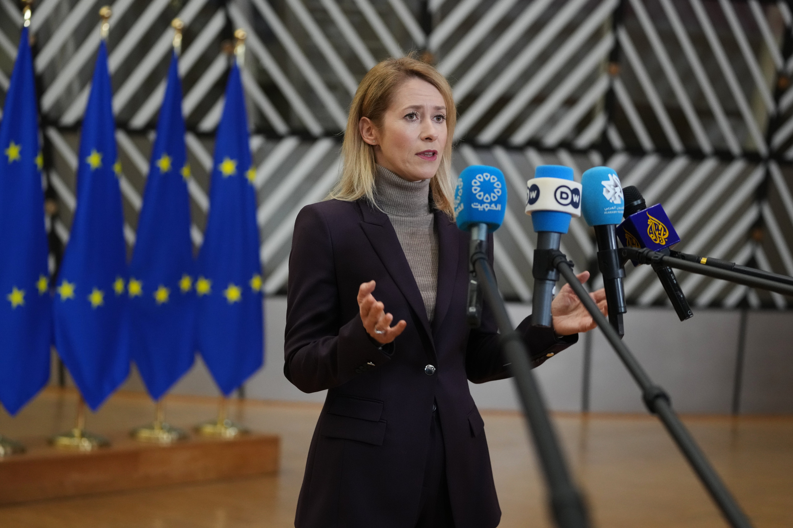 Die EU-Außenbeauftragte Kaja Kallas tritt vor dem Außenministertreffen in Brüssel vor die Mikrofone. Credit: picture alliance / ASSOCIATED PRESS | Virginia Mayo