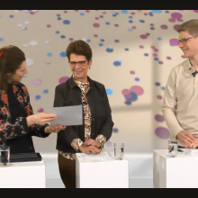 Steffen Ludwig, stellvertretender Redaktionsleiter der Jugendredaktion Salon5, nimmt die Urkunde für die Auszeichnung entgegen.