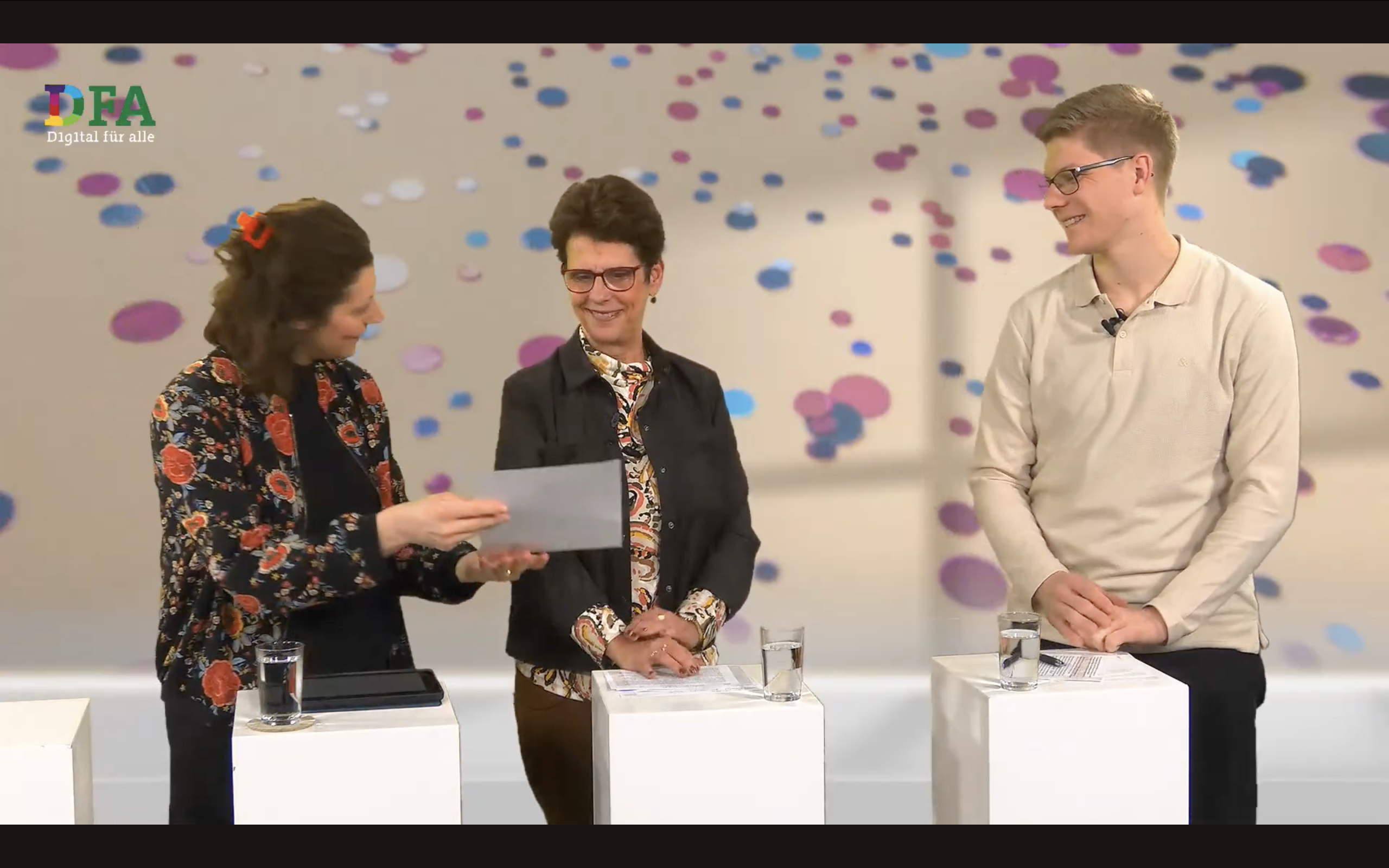 Steffen Ludwig, stellvertretender Redaktionsleiter der Jugendredaktion Salon5, nimmt die Urkunde für die Auszeichnung entgegen.