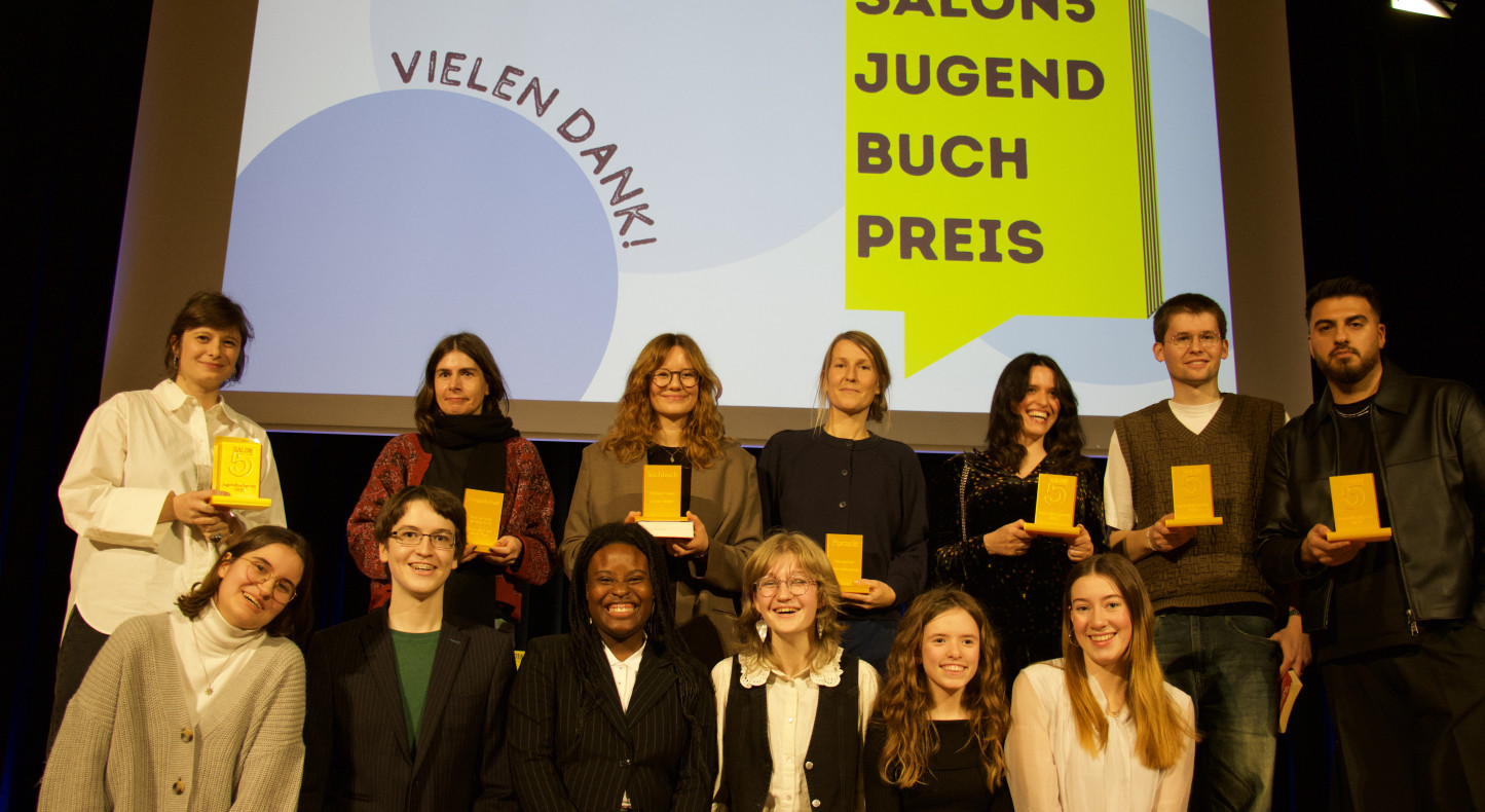Sieben-stolze-Preistr-gerinnen-und-Preistr-ger-Jugendredaktion-Salon5-zeichnet-die-beliebtesten-Jugendb-cher-aus