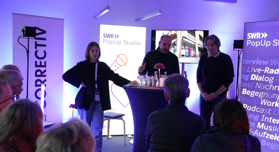 Im PopUp-Studio Stuttgart-Vaihingen geben ein Anwalt und ein Energieberater praktische Rechts- und Energietipps und beantworten die Fragen der Besucherinnen und Besucher.