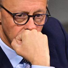 Der Bundeskanzler Friedrich Merz stützt sich nachdenklich auf eine Hand.