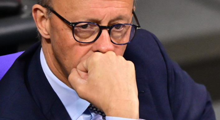 Der Bundeskanzler Friedrich Merz stützt sich nachdenklich auf eine Hand.