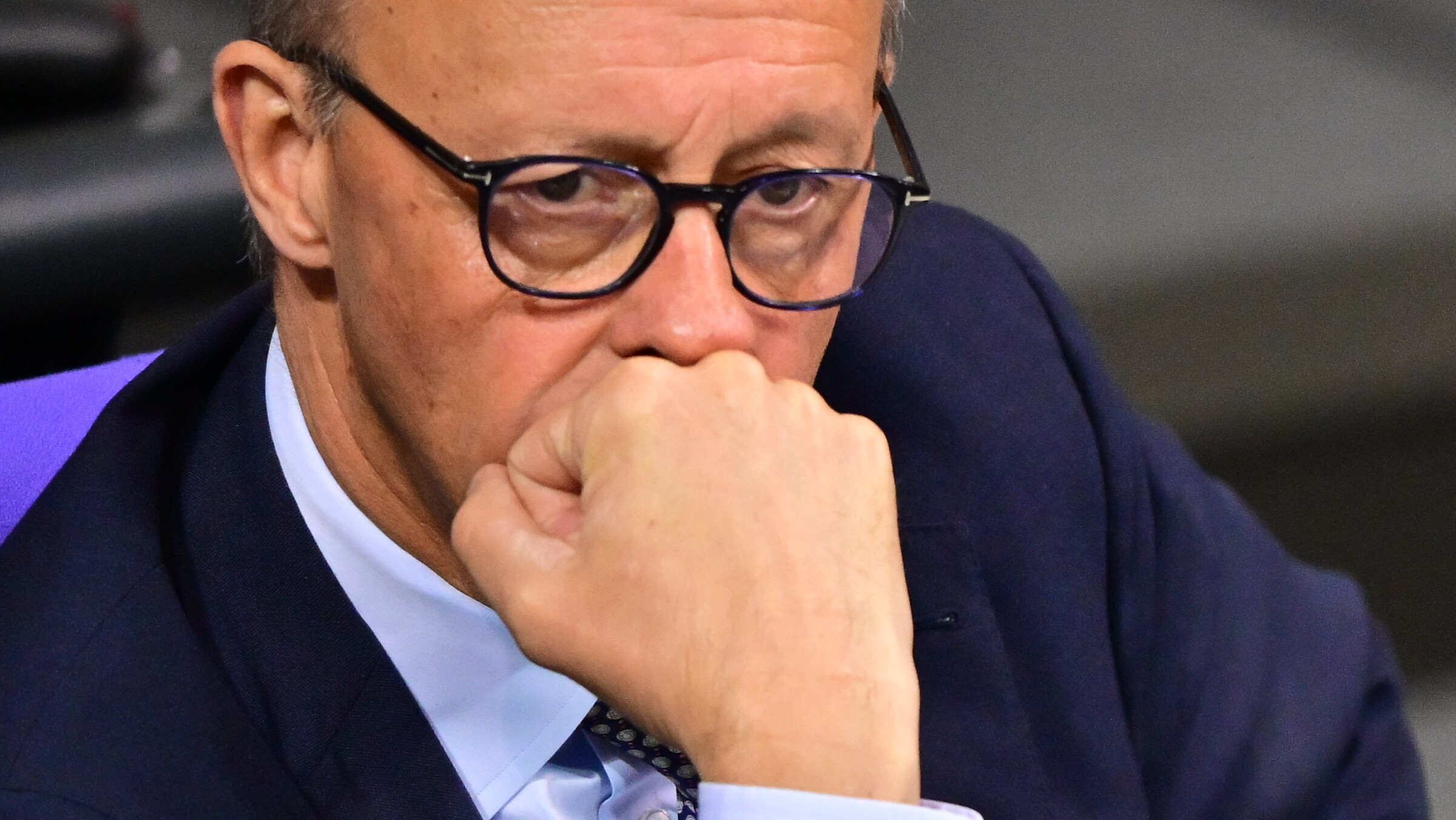 Der Bundeskanzler Friedrich Merz stützt sich nachdenklich auf eine Hand.