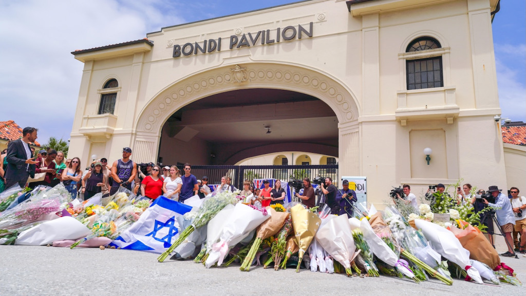 Ein Gebäude am Bondi Beach mit Blumen davor