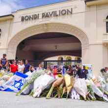 Ein Gebäude am Bondi Beach mit Blumen davor