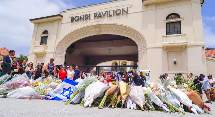Ein Gebäude am Bondi Beach mit Blumen davor