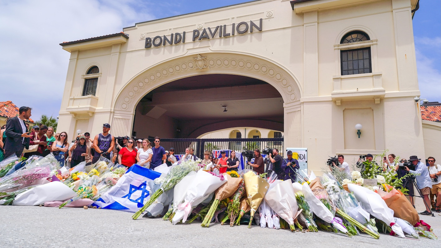 Ein Gebäude am Bondi Beach mit Blumen davor