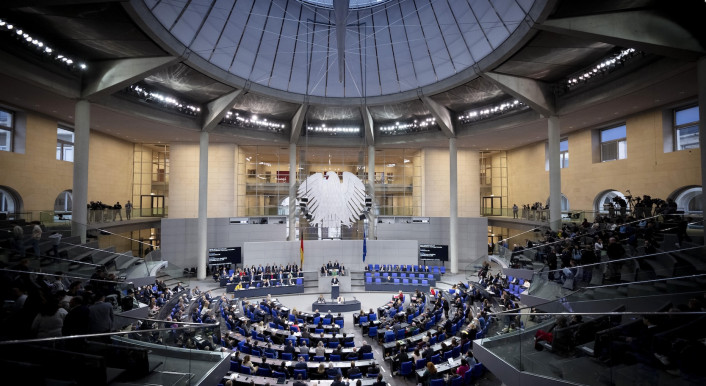 bundestag-plenarsaal-foto-stefan-boness-picture-alliance-ipon