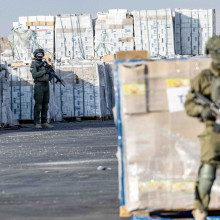 Israelische Soldaten bewachen Hilfsgüter am Grenzübergang Kerem Shalom (Foto: Mostafa Alkharouf / Anadolu / Picture Alliance)