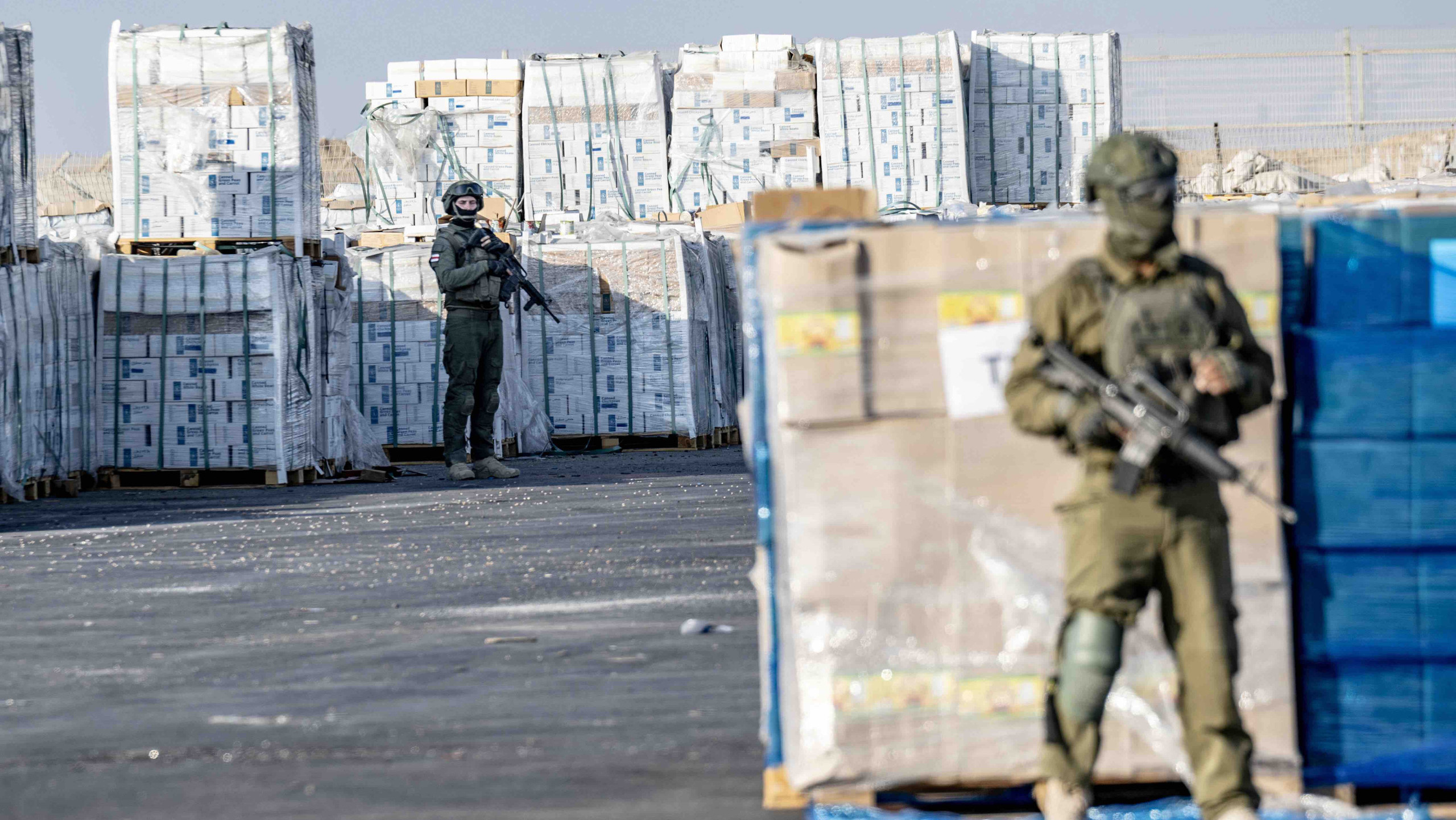 Israelische Soldaten bewachen Hilfsgüter am Grenzübergang Kerem Shalom (Foto: Mostafa Alkharouf / Anadolu / Picture Alliance)