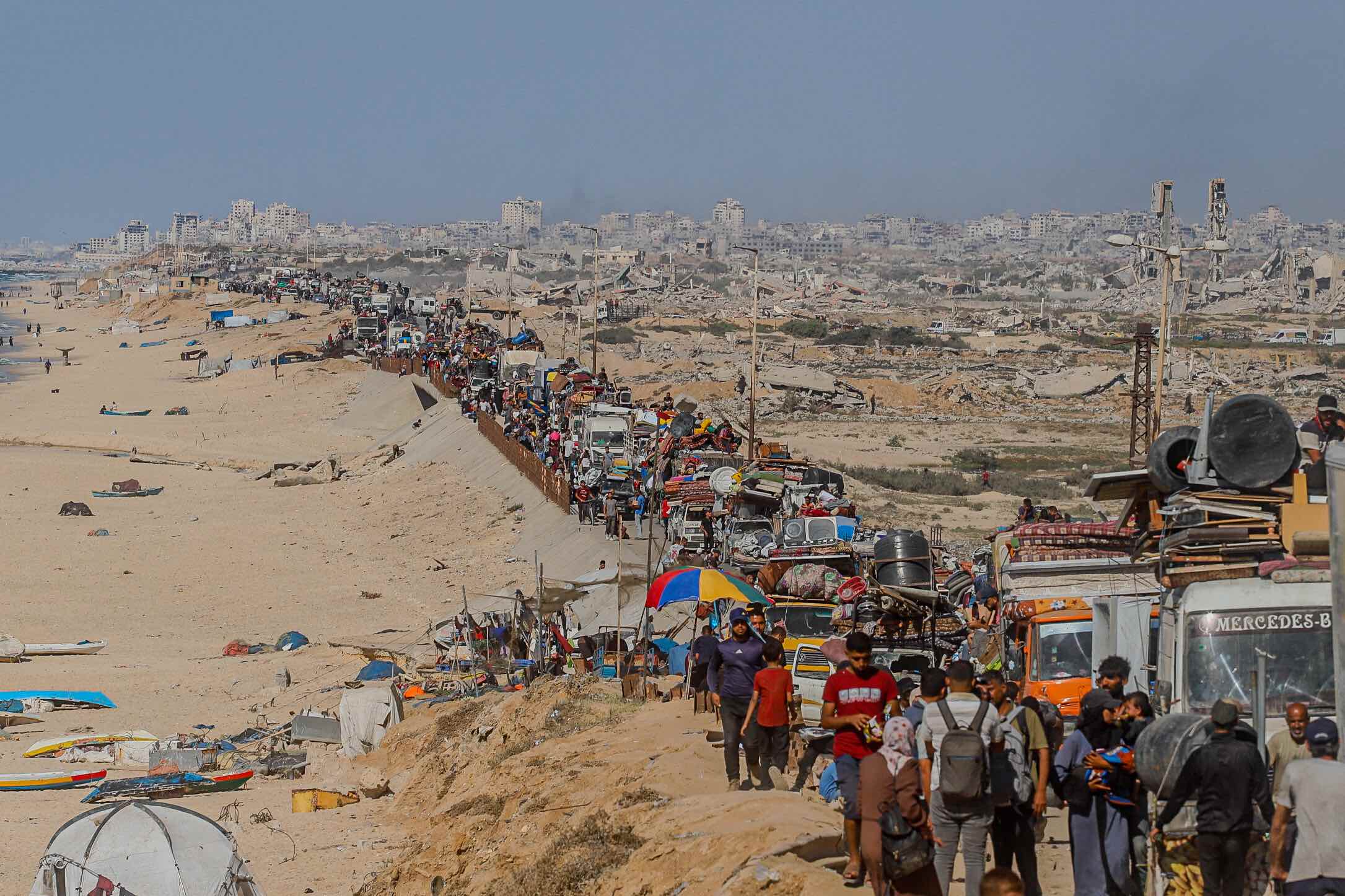 Palästinenser, die im September 2025 in Richtung Süden Gazas fliehen (Foto: Habboub Ramez / ABACA / Picture Alliance)