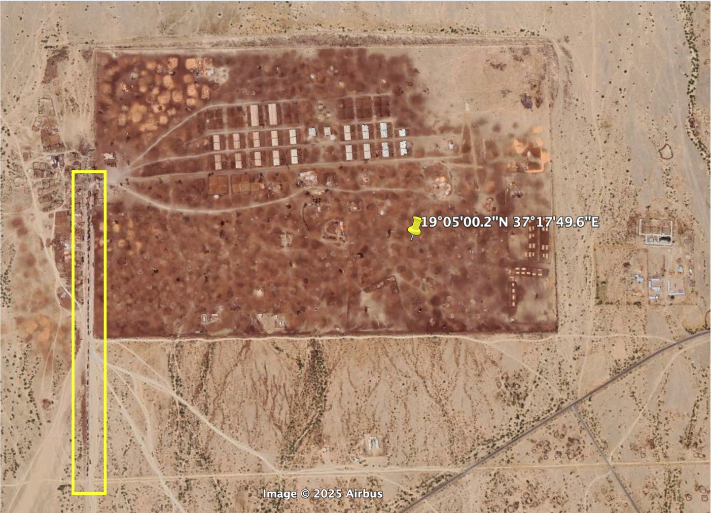 Szenen aus den Videos in Sozialen Netzwerken (oben) stimmen mit dem Satellitenbild im Umland der Stadt Sawakin im Sudan von April 2025 (unten) überein. Die Schlange an Lastwagen (gelbe Markierung) ist darin erkennbar. (Quelle: Tiktok / Google Earth / Airbus; Screenshot und Collage: CORRECTIV.Faktencheck)