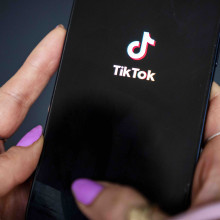 Auf Tiktok gibt es aktuell keine Funktion, mit der man Videos ansehen und Geld verdienen kann (Foto: Ritzau Scanpix / Ida Marie Odgaard / Picture Alliance)
