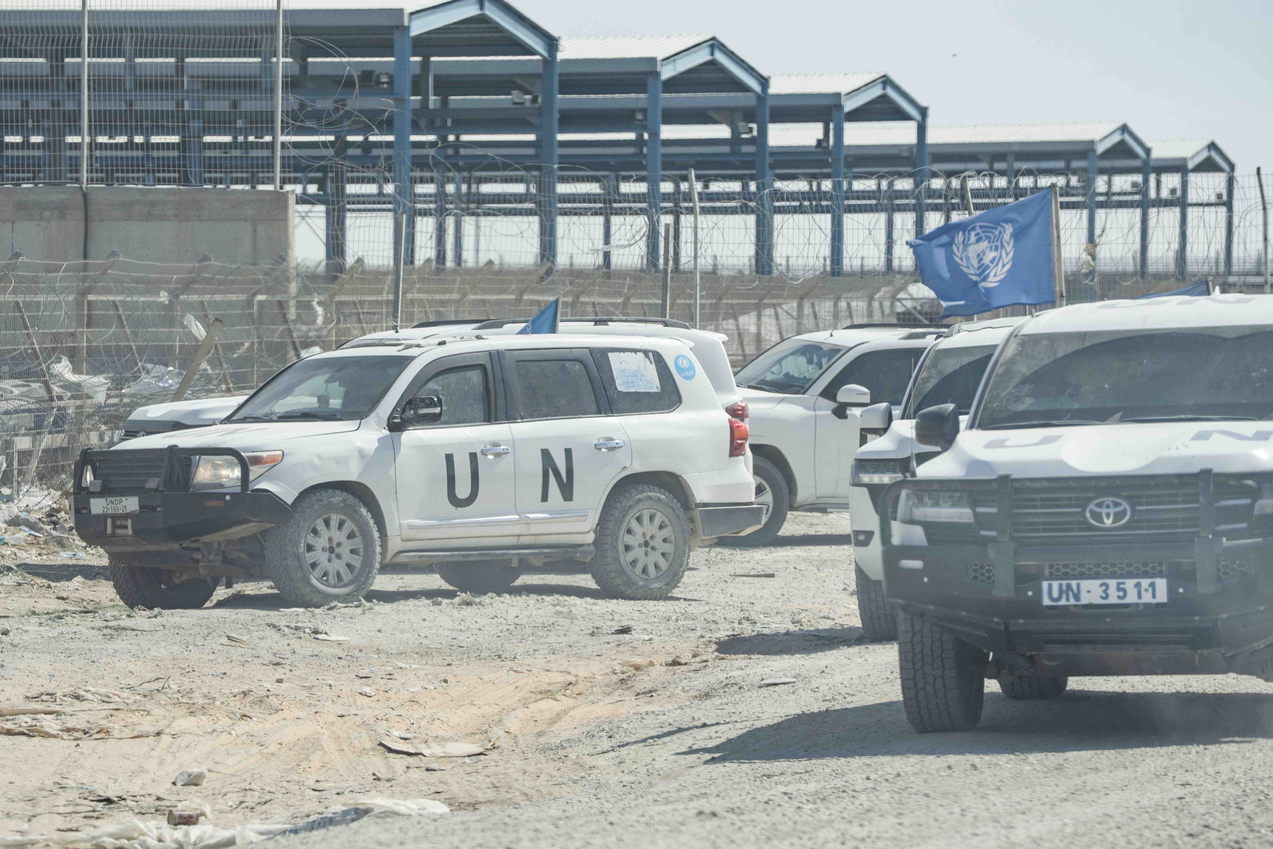 Autos der UN am Grenzübergang Kerem Shalom, fotografiert bei einer Medientour, die von der israelischen Armee organisiert wurde (Foto: Ilia Yefimovich / DPA / Picture Alliance)