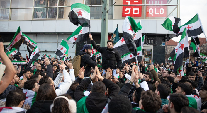 feiernde Menschen mit syrischen Flaggen in Berlin am Alexanderplatz