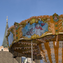 Ein Karoussel auf einem Marktplatz
