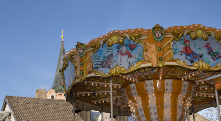 Ein Karoussel auf einem Marktplatz