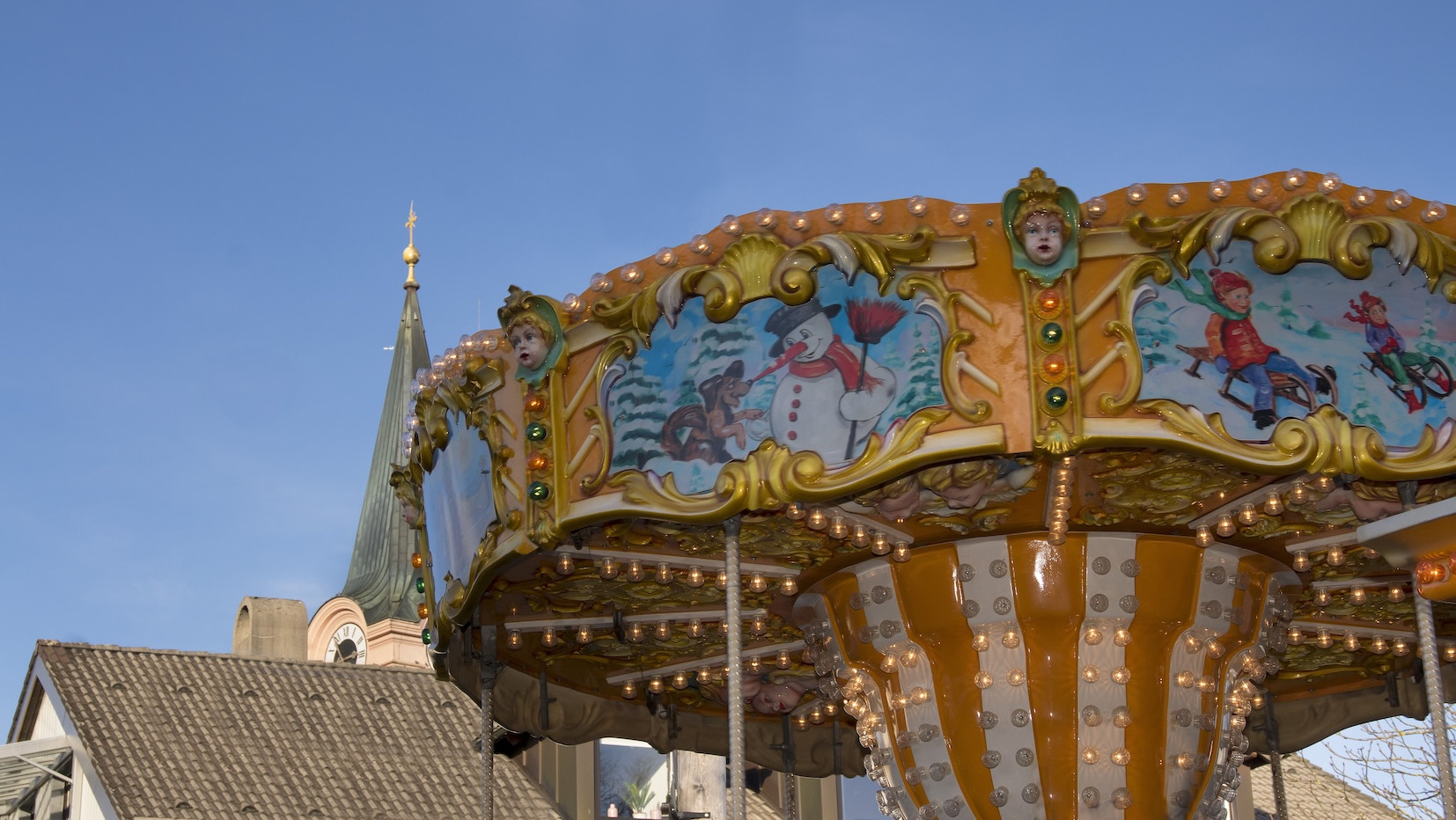 Ein Karoussel auf einem Marktplatz