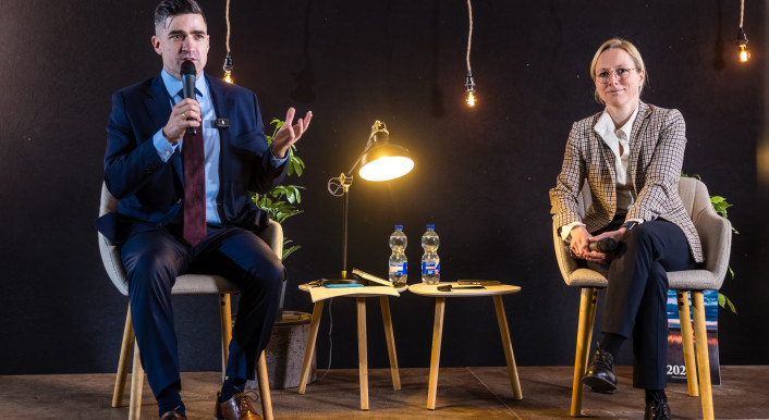 Der Rechtsextremist Martin Sellner und die AfD-Landtagsabgeordnete Lena Kotré sitzen auf einer Bühne und reden.