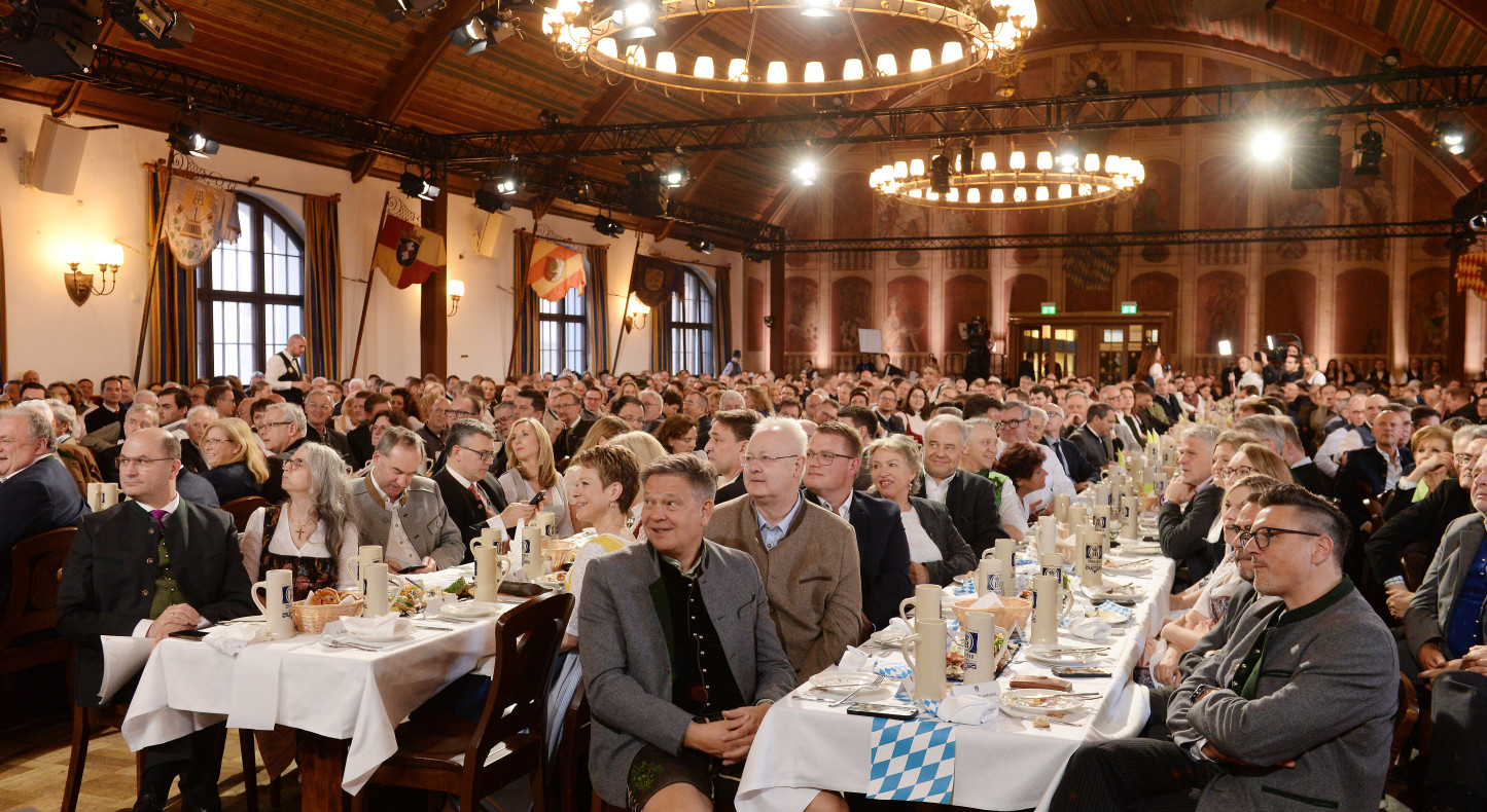 Satire-Video-sorgt-f-r-Verwirrung-Bier-aus-Steinkr-gen-bleibt-erlaubt