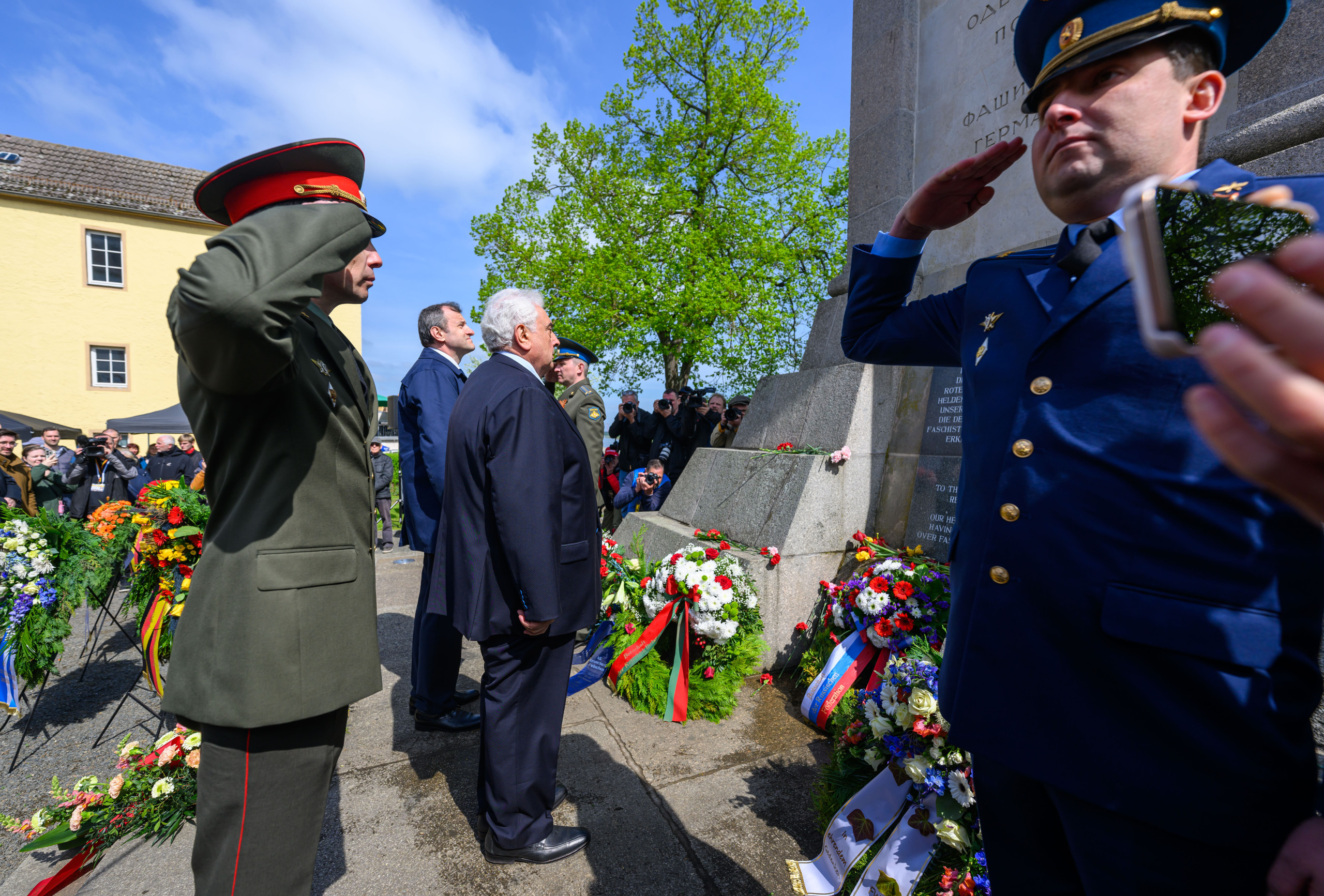 Mindestens zwei zuletzt im Militärattachéstab der russischen Botschaft tätige Diplomaten sind in Wahrheit GRU-Agenten. Nach außen hin treten sie unter anderem auf Gedenkveranstaltungen auf, wie hier im April 2025 in Torgau. Foto: picture alliance/dpa | Hendrik Schmidt