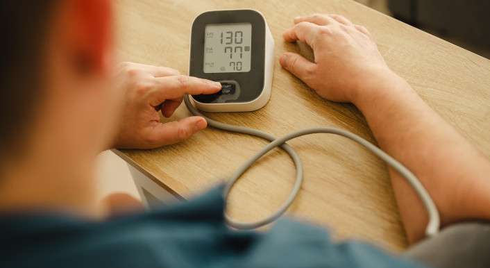 Entscheidend für eine Bluthochdruck-Diagnose sind feste Grenzwerte. (Symbolbild) (Bild: Inga Erhan / Picture Alliance / Westend61)