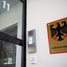 Das Zollfahndungsamt Essen führte Durchsuchungen am Stammsitz der Maschinenfabrik Köppern durch (Archivbild). Foto: Rolf Vennenbernd/dpa