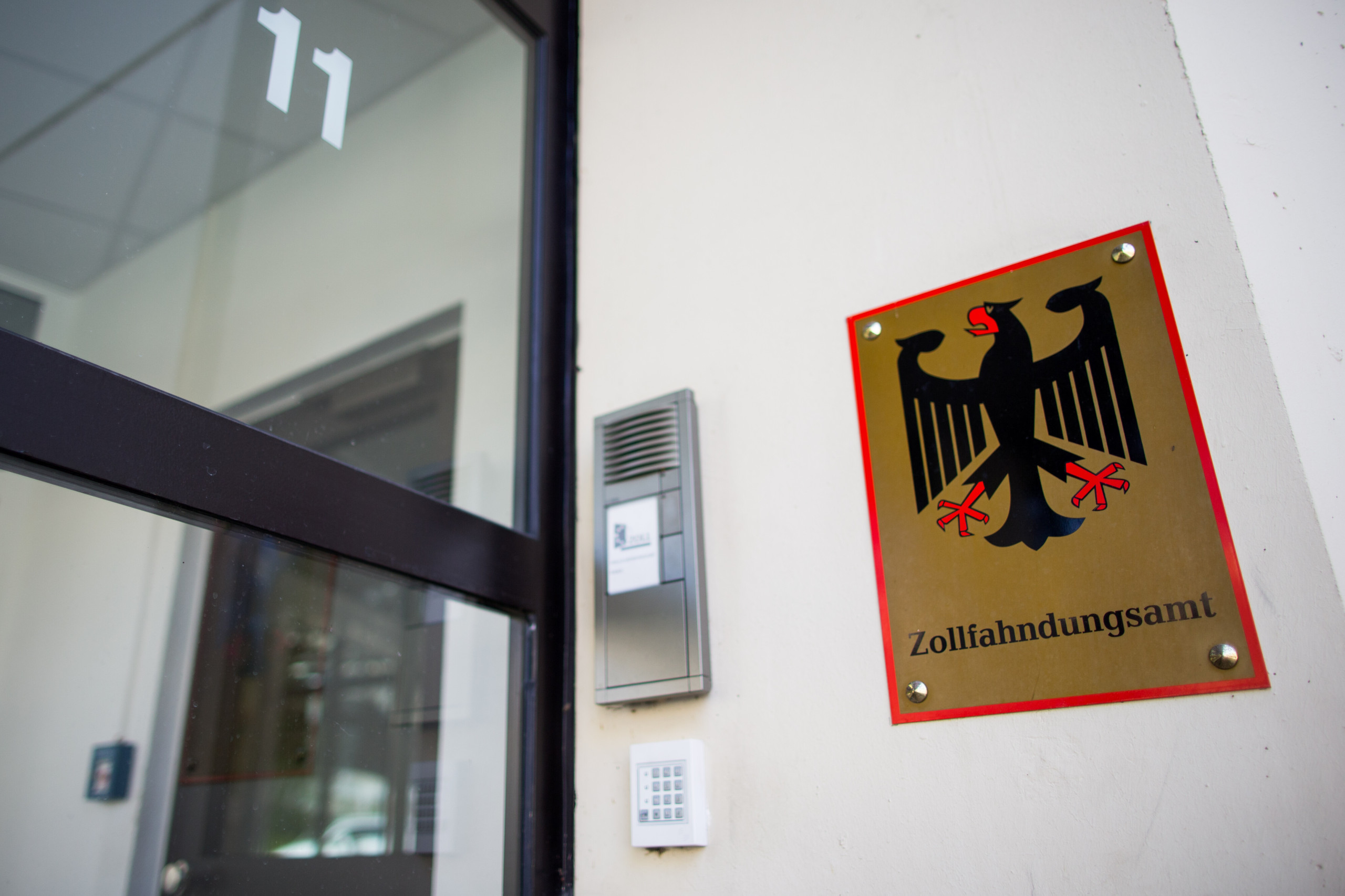 Das Zollfahndungsamt Essen führte Durchsuchungen am Stammsitz der Maschinenfabrik Köppern durch (Archivbild). Foto: Rolf Vennenbernd/dpa
