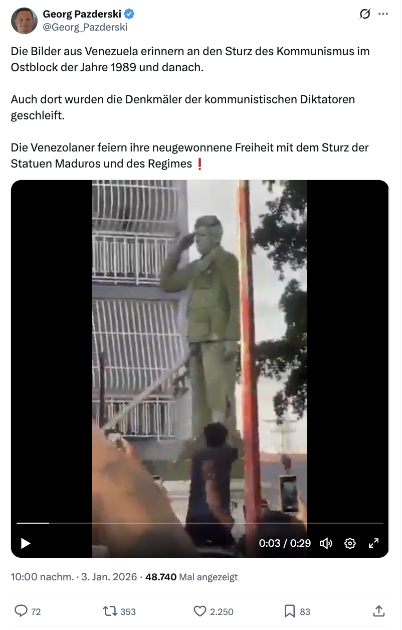 Screenshot aus einem Video, in dem eine Statue in Venezuela niedergerissen wird