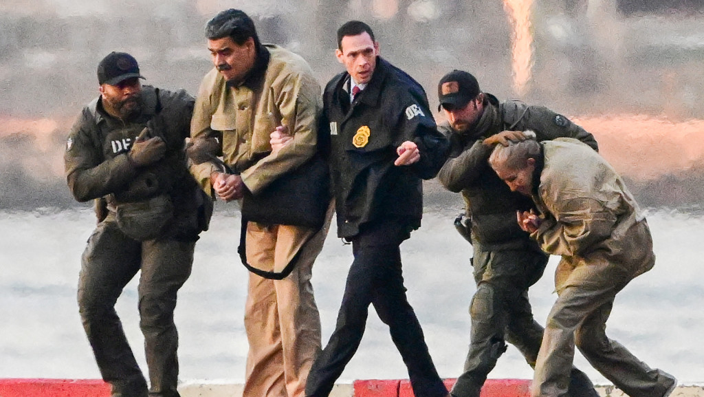 Der gefangengenommene Machthaber Venezuelas, Nicolas Maduro, und seine Frau werden über einen Flughafen gebracht.