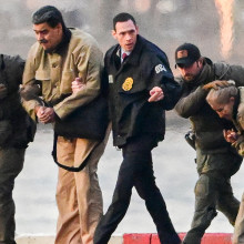 Der gefangengenommene Machthaber Venezuelas, Nicolas Maduro, und seine Frau werden über einen Flughafen gebracht.