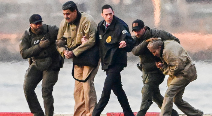 Der gefangengenommene Machthaber Venezuelas, Nicolas Maduro, und seine Frau werden über einen Flughafen gebracht.