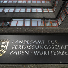 Schild zum Eingang des Landesverfassungsschutz in Baden-Würtemmberg