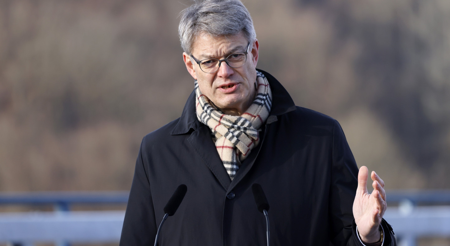 So-kam-es-zur-Absenkung-der-Luftverkehrssteuer