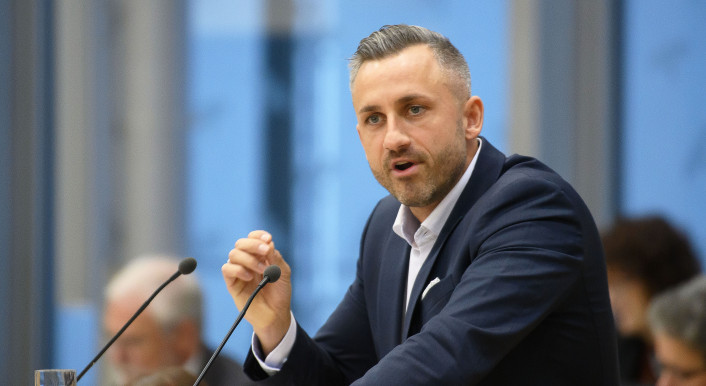 Ulrich Siegmund (AfD), Vorsitzender der AfD-Landtagsfraktion, spricht im Landtag von Sachsen-Anhalt zu den Abgeordneten.