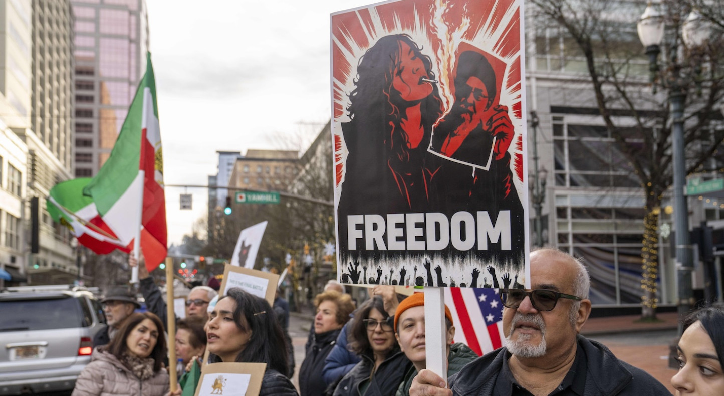 Frau-mit-Zigarette-Woher-dieses-Symbol-des-iranischen-Widerstands-stammt