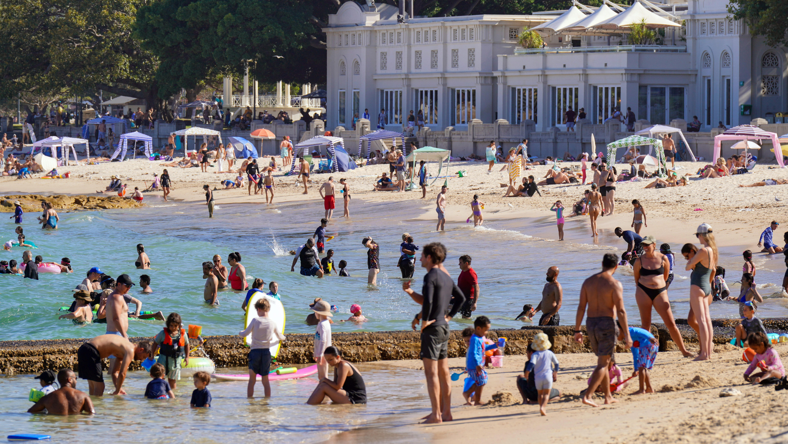 Am 10. Januar kamen zahlreiche Menschen an den Balmoral Beach in Sydney, um sich während einer Hitzewelle abzukühlen