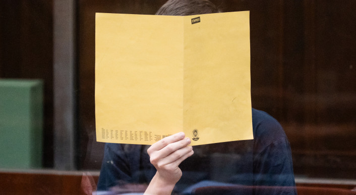 Der nun verurteilte IS-Unterstützer zu Beginn seines Prozesses im Gerichtssaal. Foto:Christophe Gateau/picture alliance/dpa