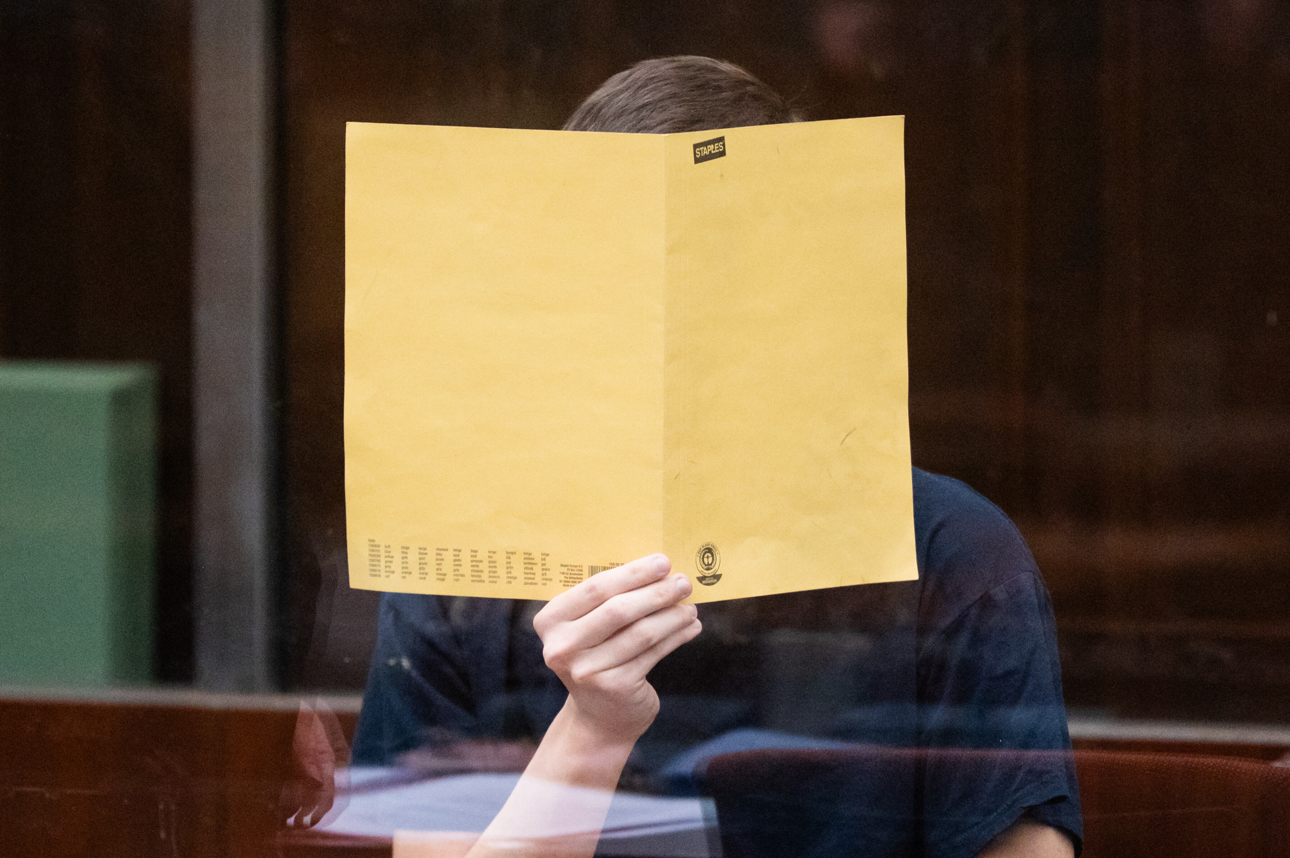 Der nun verurteilte IS-Unterstützer zu Beginn seines Prozesses im Gerichtssaal. Foto:Christophe Gateau/picture alliance/dpa