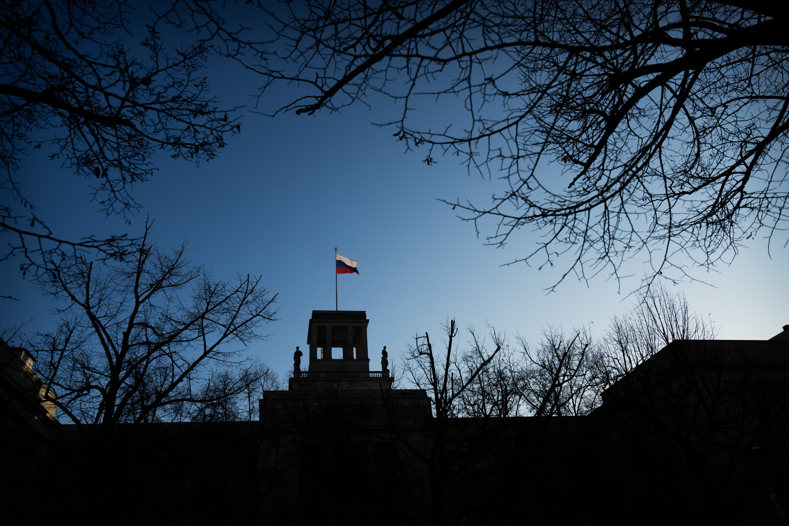 Der mutmaßliche Führungsoffizier im jünsten Spionage-Verdachtsfall arbeitete unter diplomatischen Cover an der russischen Botschaft in Berlin. Foto: Christoph Soeder / picture alliance/dpa